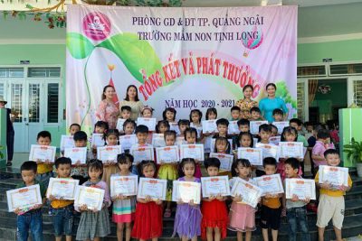“Tạm biệt búp bê thân yêu, tạm biệt Gấu Misa nhé, tạm biệt Thỏ trắng xinh xinh mai em vào lớp 1 rồi”. Những ca từ ấy được các con Khối LÁ hát ca vang trong ngày tổng kết thật “đặc biệt trong mùa covid – 19” làm cho các cô thật sự xúc động. Chúc các con bước vào ngôi trường mới chăm ngoan, học giỏi. Chúc các bạn nhỏ Khối Nhà trẻ, Mầm, Chồi thật nhiều sức khỏe, vui vẻ trong ngôi nhà Trường MN Tịnh Long của chúng ta!
